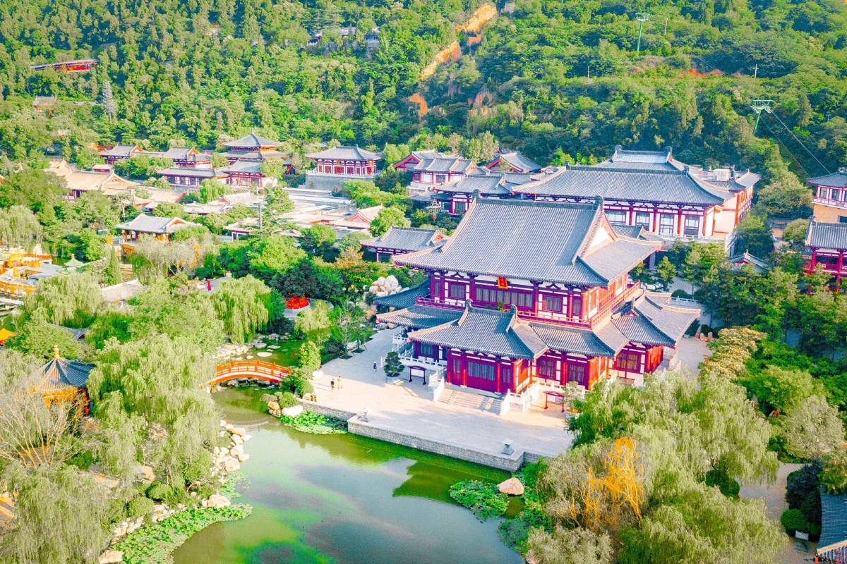 8. Feel the Grandeur of Historic Architecture in Huaqing Palace