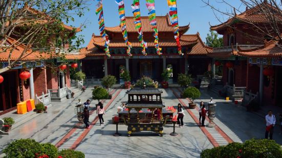 白花尖大庙是汕头天坛花园内的一个寺庙建筑物，也是广东省单体面