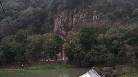 建议晴天去，爬山时穿一件就好，山顶有个大平地空空的，然后会看