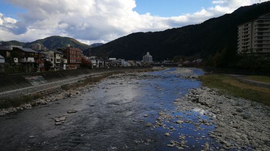 由于住的离温泉寺比较近，所以泡温泉前就散步去了温泉寺，温泉寺