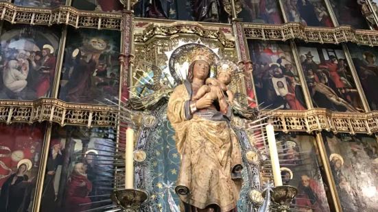 近一千年历史的古老教堂的，有马德里最精致教堂之称的，哥德式的