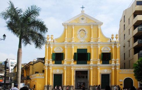 很多人只在玫瑰堂门口拍照留念就离开了，这样有点可惜，教堂内陈