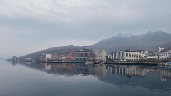 到洞爷湖旅游是一定要坐游览船的，可以到湖心观赏魅力无限的洞爷