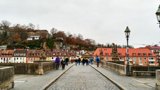 舊美因橋建於18世紀，兩側欄杆上有創建維爾茨堡的偉人雕像。從