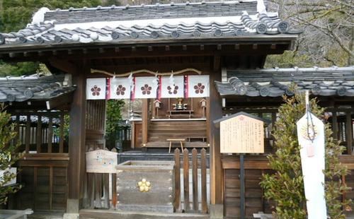 神户北野天满神社也是一个典型的日本传统神社的设计风格，走过很