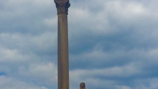 埃及亚历山大城罗马皇帝戴克里先时期建的庞贝石柱，也叫骑士之柱