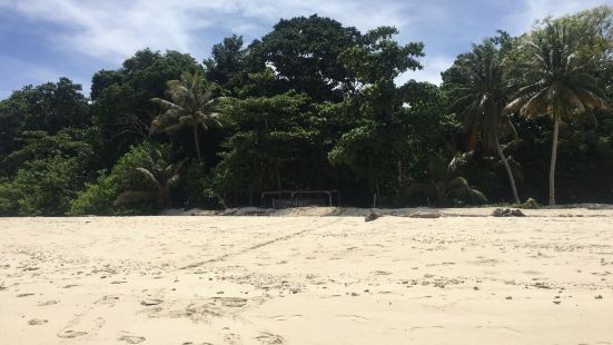 兰卡威的达泰湾海滩是一处非常小众的海滩，海湾的面积并不是很大