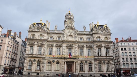 里昂市政厅被称为世界上最美的三个市政厅之一，市政厅始建于公元