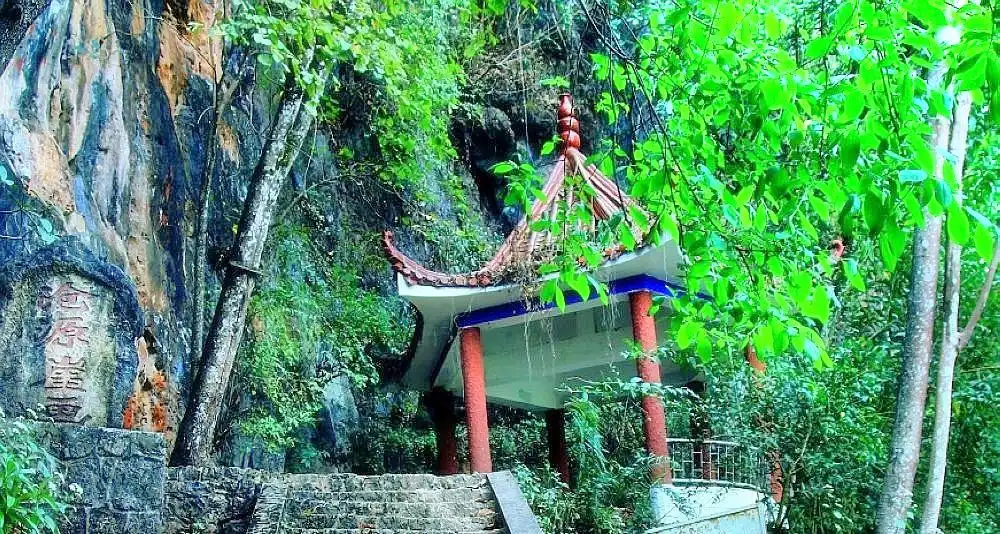 Hotels near Cangyuan Rock Paintings