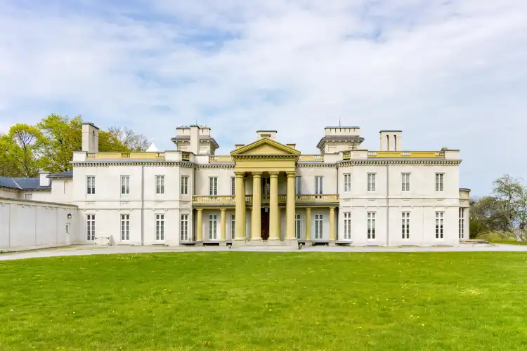 Hotels near Dundurn Castle