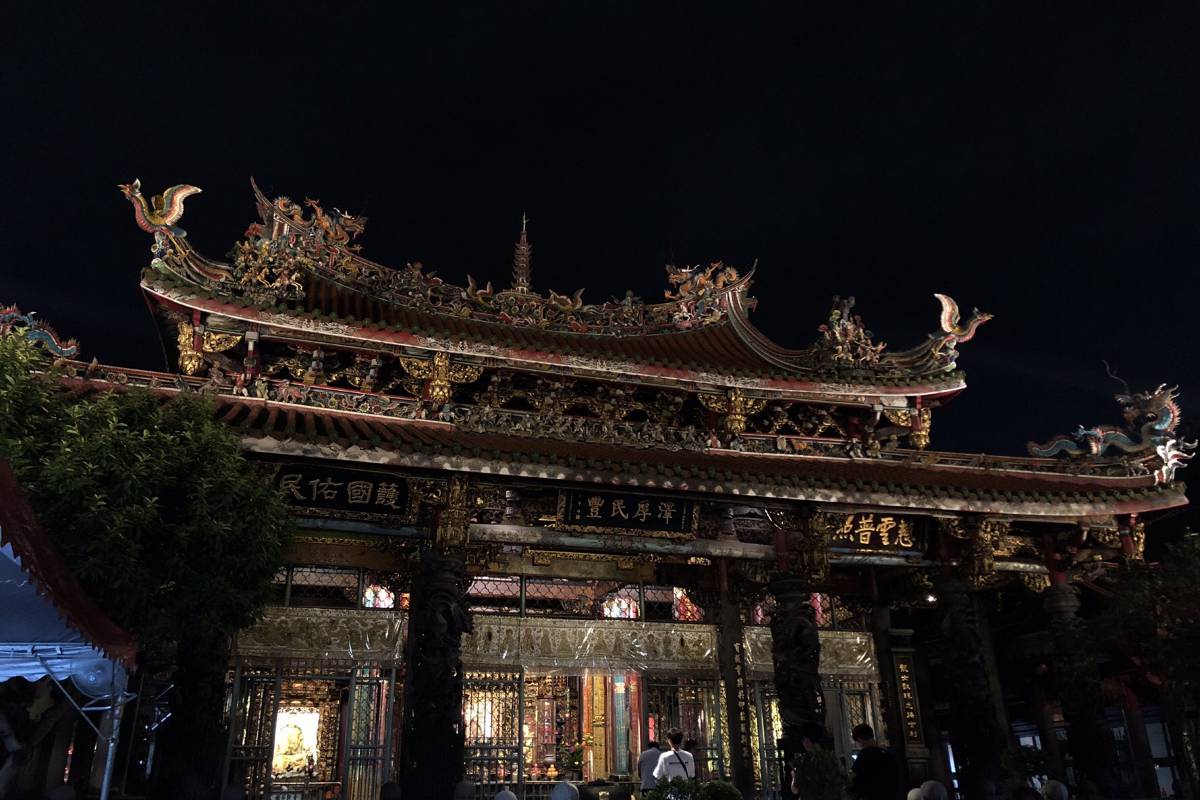 台北艋胛龍山寺。圖片來源：Trip.com