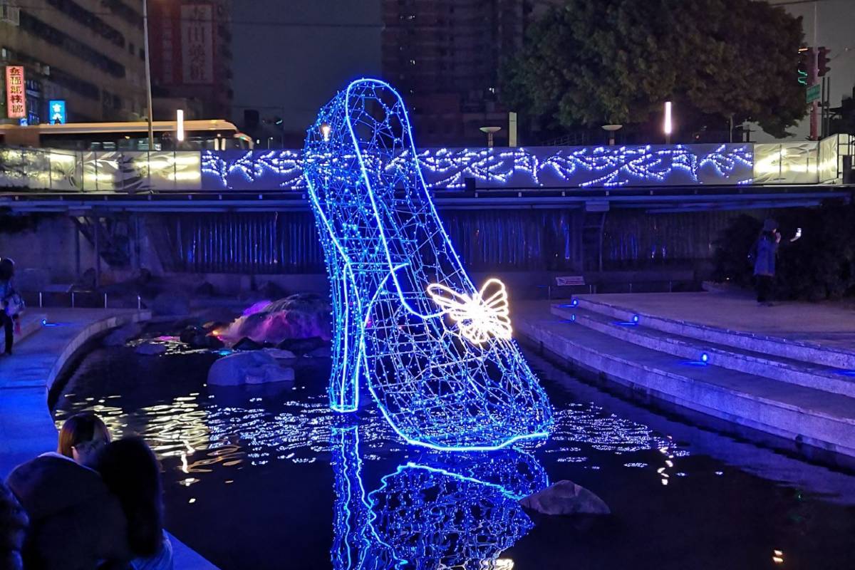 台中新盛綠川水岸廊道聖誕燈光秀。圖片來源:Trip.com