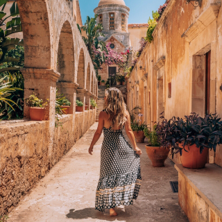 크레타는 유럽에서 여름 여행을 위한 제 최고 추천지 중 하나입니다. 그리스에서 가장 큰 섬이지만, 크레타는 화려한 이웃인 산토리니와 미코노스만큼 주목받지는 못합니다. 하지만 말 그대로 생명을 주는 요리, 독특한 해변, 와이너리를 겸하는 수도원(네, 정말입니다)이 있는 크레타 섬은 그리스 여행 일정에 반드시 포함해야 합니다. 저는 하니아 구시가지에 머물면서 바람이 많이 부는 자갈길을 따라 파스텔 색상의 집, 수공예품 가게, 카페가 늘어선 곳을 며칠 동안 탐험하는 것을 추천합니다. 이 섬은 세계 최고의 음식을 제공하는 것으로 알려져 있으며(그리고 지역 주민들은 식단 덕분에 세계 대부분의 지역보다 더 오래 산다), 가능한 한 신선한 농산물과 해산물, 올리브 오일을 모두 섭취하세요. 세이탄 리마니아, 발로스, 엘라포니시를 포함하여 크레타의 독특한 해변도 둘러보세요. 와인을 좋아한다면 수도원으로서 아름다울 뿐만 아니라 지하에 매우 특별한 와이너리가 있는 아기아 트리아다 수도원을 방문하세요.