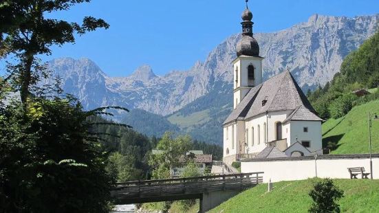 蓝天下的小教堂格外美丽，雄伟的阿尔卑斯山脉是它的背景，欢快流