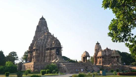 拉克什马纳神庙是西庙群中最古老，保存最完好的神庙，一样的尖顶