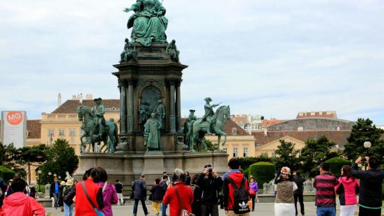 玛丽亚特蕾西亚广场是维也纳的主要景点都在老城区附近。广场的正