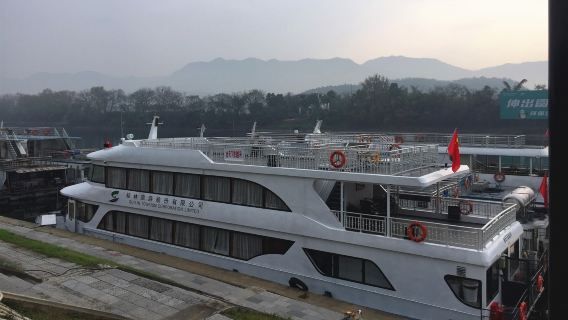 Crociera a 4 stelle sul Fiume Li da Guilin a Yangshuo [Include pick-up dall'hotel, trasferimento al molo, pranzo a buffet]