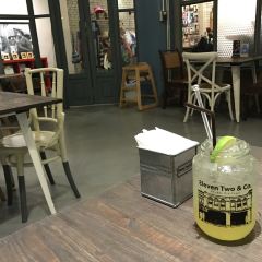 Eleven Two & Co. 여행 사진