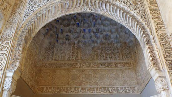 纳塞瑞斯皇宫是阿尔罕布拉宫的精华所在，代表着摩尔艺术的巅峰之