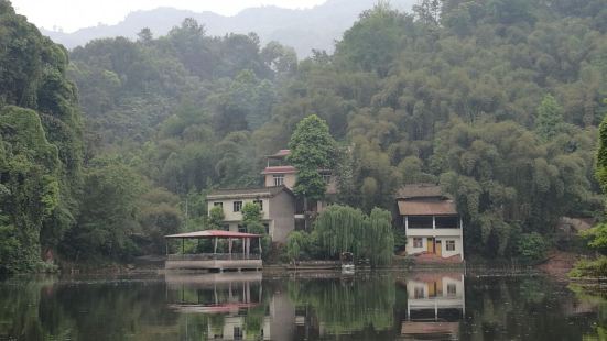 風景好，空氣好，很清靜，可爬山、可遊船、可垂釣、可打牌，在湖