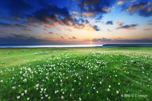 Sunrise Sightseeing at Qinghai Lake