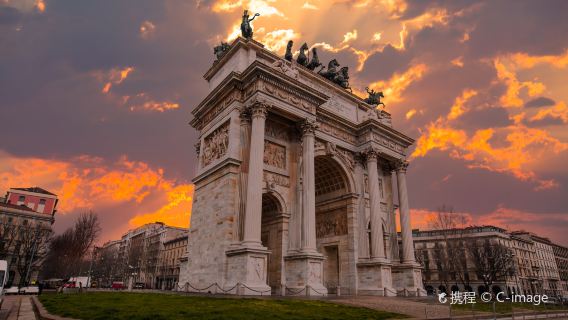 Gerbang Perdamaian + Stadion Sepak Bola San Siro + Kastil Sforza + perjalanan satu hari ke Taman Sempione