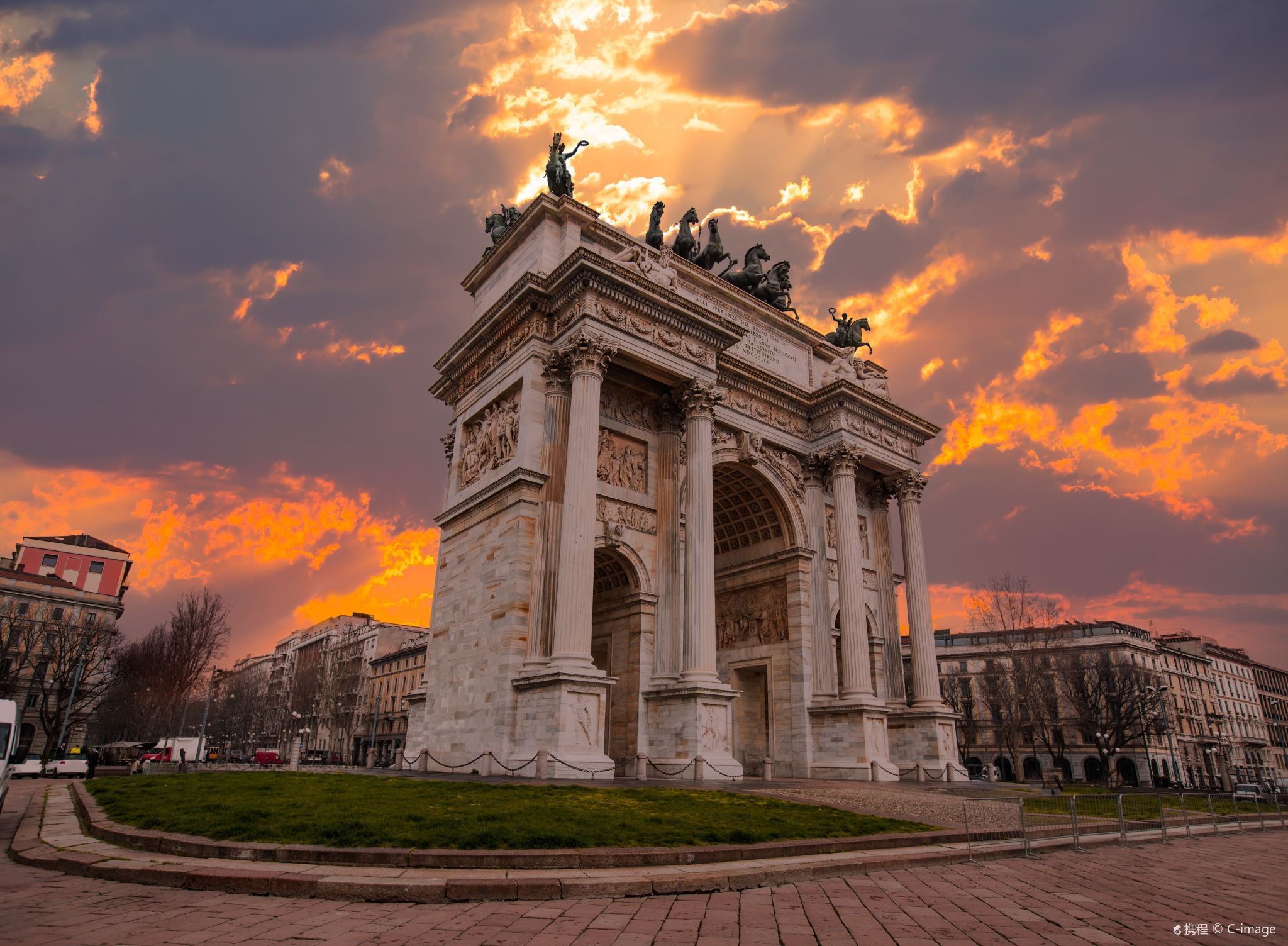 Arco della Pace + Stadio San Siro + Sforza Castle + Parco Sempione Day Tour