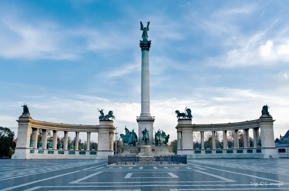 2_Heroes' Square