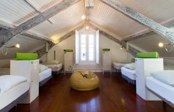 阿維羅羅西奧旅舍