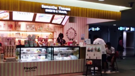 Samantha Thavasa Sweets & Travel New Chitose Airport