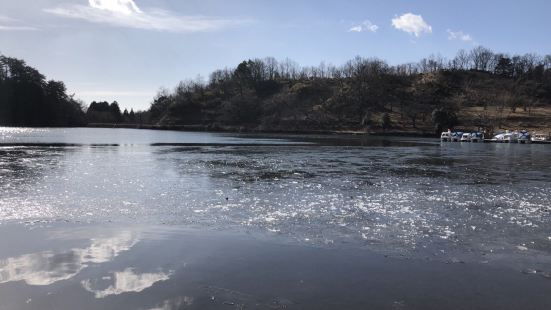 因為郵船上岸，大巴盤山到海拔六百多米的山中的志高湖，湖中有天