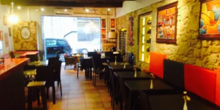 A media Luz Restaurant