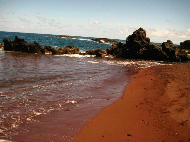 Kaihalulu (Red Sand) Beach