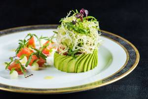 鮮蟹肉配牛油果沙拉及日本番茄子