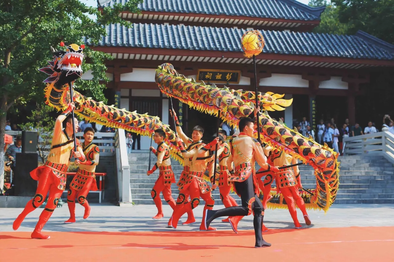 The ancient town of Yaowan has been formed for more than two thousand years. The ancient town area is surrounded by water on three sides, facing the land and perfectly matching with nature. 

Dongwang and Hai, South Huaiyu, Xigu Pengcheng, Beizhan Taihao. 
Away from the kiln bay of the city, it has not been destroyed by the war, but with the vicissitudes of history, it has lost its original prosperity. 

Flying in the air townspeople, tell me a few core points, the ancient town in the sunset, the sun is not dazzling, holiday resort recommended.