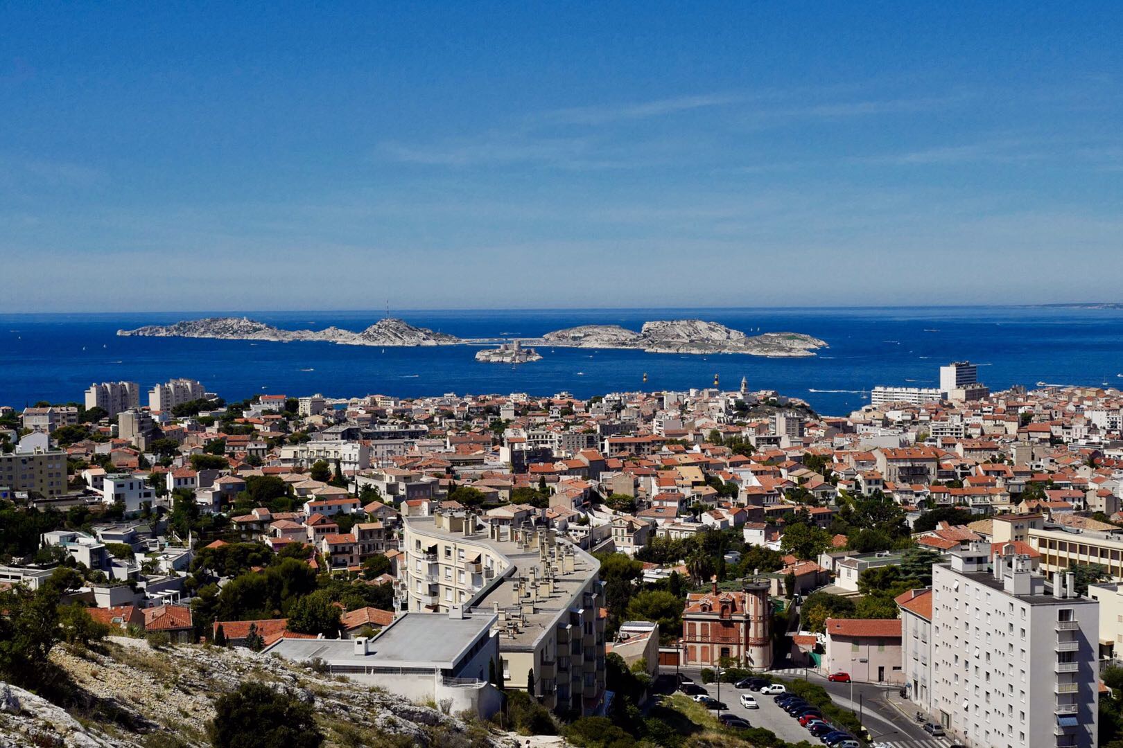 Dumas's "Count of Monte Cristo" made Yves famous in the world. Luc Besson's film "TAXI" series made the audience laugh at the spectacular scenery of the Marseille coastal road. But the writer who loves Marseille is Marcel. Bagner, he wrote the Provence childhood four-part, the most famous of which is the "Glory of the Father" and "The Castle of the Mother", which were adapted into films. The film is fresh and not dull, humorous but not deliberate. It tells the family's holiday life from a child's perspective, describes the beautiful scenery of Provence, and gives people a feeling of pleasure and tranquility. It is worth seeing. In order to pay tribute to him, the city government of Marseille has specially spent money to renovate the Buzna Castle as the background of his "Mother's Castle".