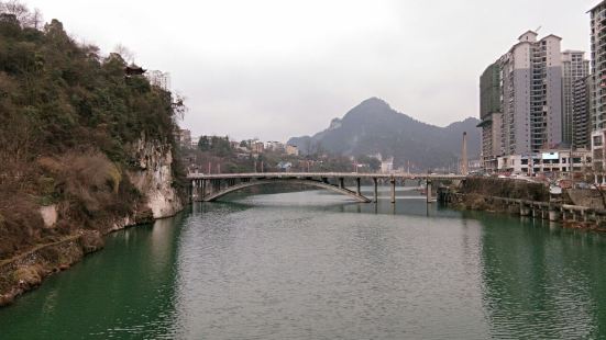 江畔徒步行――锦江是铜仁母亲河，江水青绿又清澈，古城就在江畔
