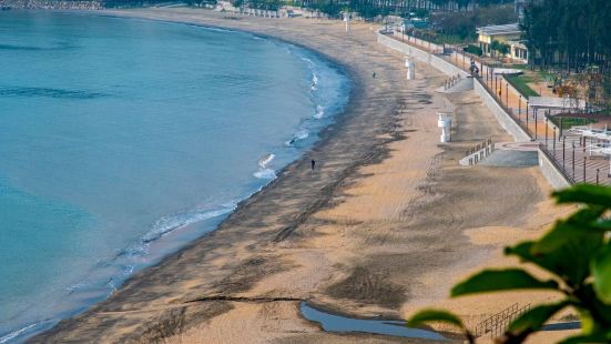 黑沙海滩黑沙海滩是澳门著名的天然海浴场，位于路环岛。沙的特色