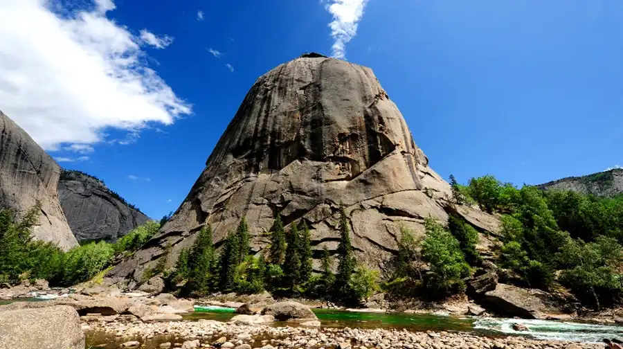 Hotels near E'erqisida Canyon