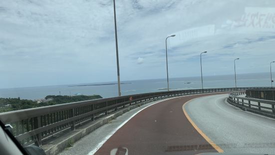 去知念岬的路上路过这座桥，由于桥的地理位置很高，在桥上的海景