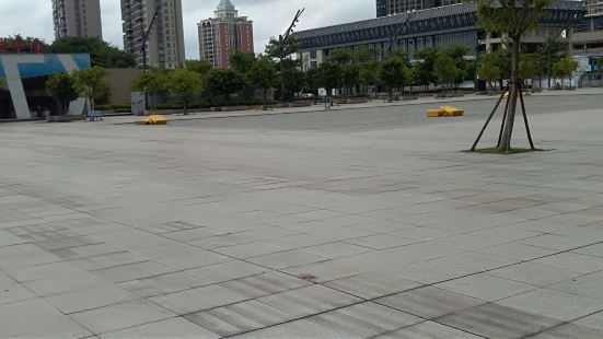 福州的滨江文化广场位于罗星塔路西100米，是一个新建不久的大