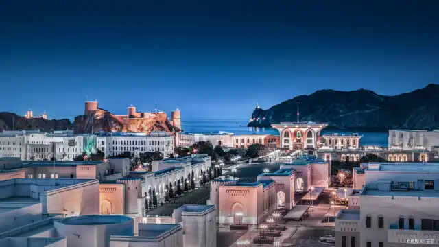 Hotels near Al Alam Palace