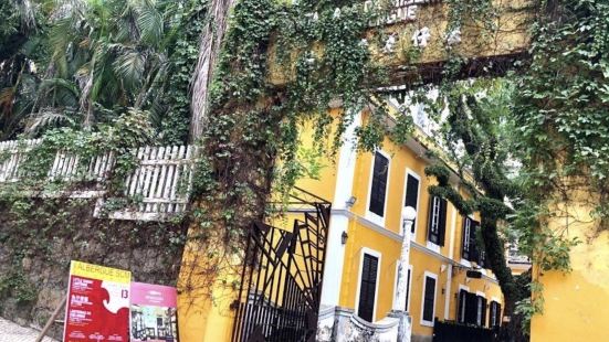 仁慈堂婆仔屋，被称为婆仔屋，是澳门的文化创意空间。婆仔屋就坐