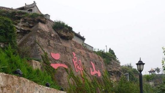 这里山势雄伟，峰峦叠嶂，悬崖峭壁，古树野花，千姿百态，飞瀑流