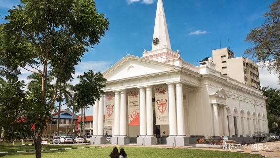 tour di un giorno a Penang Hill, al quartiere della street art, ai moli dei clan, alla chiesa di San Giorgio e al Museo Peranakan.