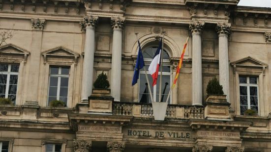 阿维尼翁市政厅（Hotel de ville）位于钟楼广场西