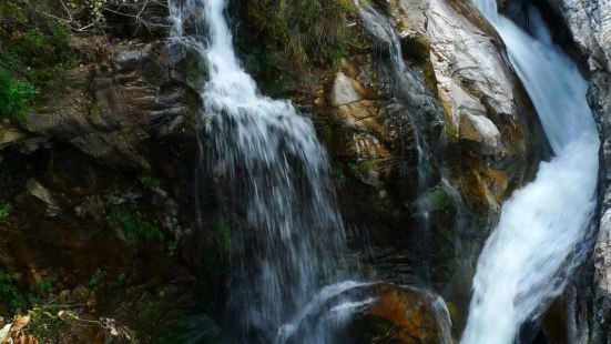 高冠瀑布景区位于西安市鄠邑区东南高冠河下游段，距西安30多公