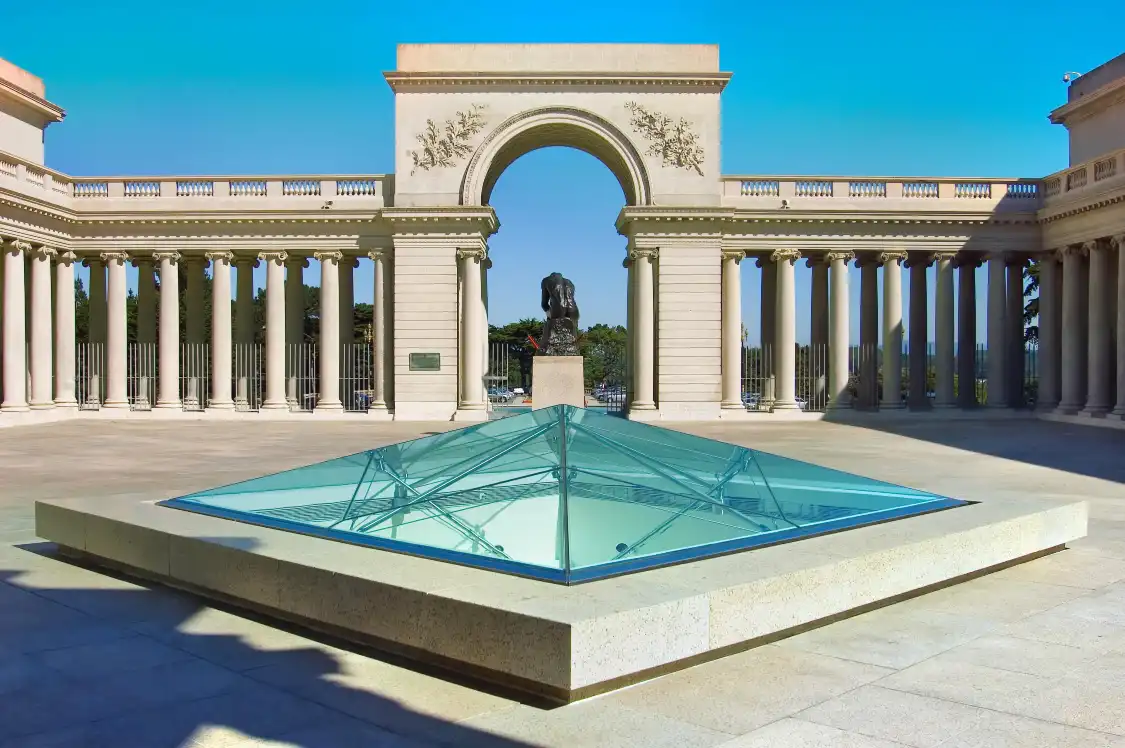 리전 오브 아너 주변 호텔