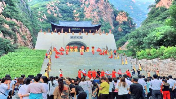 The Natural Pass of Longmen (North Gate)