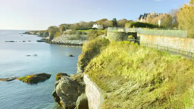 紐波特懸崖步道附近的飯店